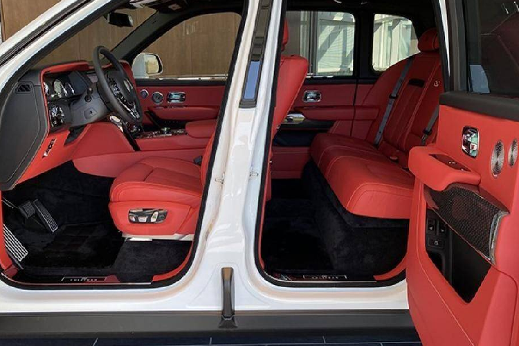 Tại Việt Nam, giá xe Rolls-Royce Cullinan đang được phân phối chính hãng với giá từ 32,382 tỷ đồng, nhưng ước tính chiếc Cullinan này có giá trên 40 tỷ đồng vì xe có nhiều tùy chọn bổ sung