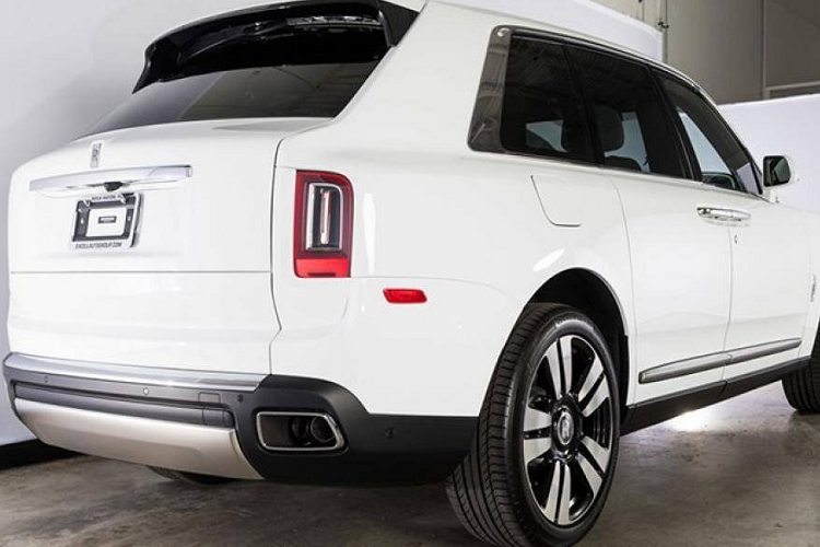 Chiếc SUV siêu sang Anh Quốc sở hữu sơn ngoại thất màu trắng tinh khôi và nội thất 4 chỗ gồm 2 ghế thương ghế phía sau cùng bệ tỳ tay, tủ lạnh, hai chiếc ly và rượu champagne ở giữa 2 ghế.