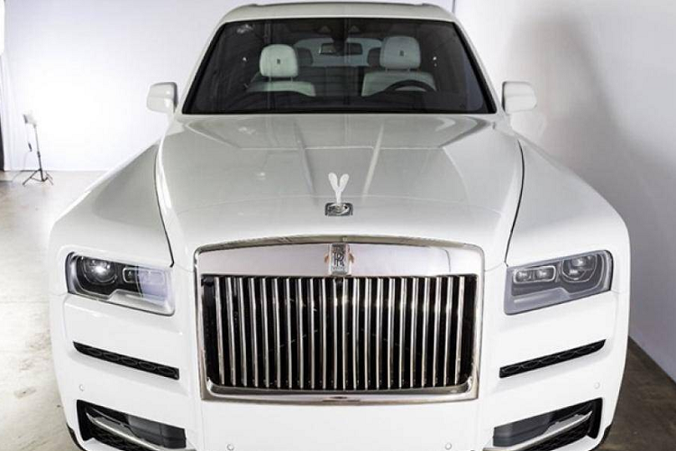 Từ động thái này, nhiều người tin rằng Minh Nhựa đã bán lại chiếc Rolls-Royce Cullinan cho người bạn thân của mình, điều đặc biệt là chiếc Cullinan của Minh Nhựa thậm chí còn chưa được ra biển, dù đã về nước từ tháng 9/2020.