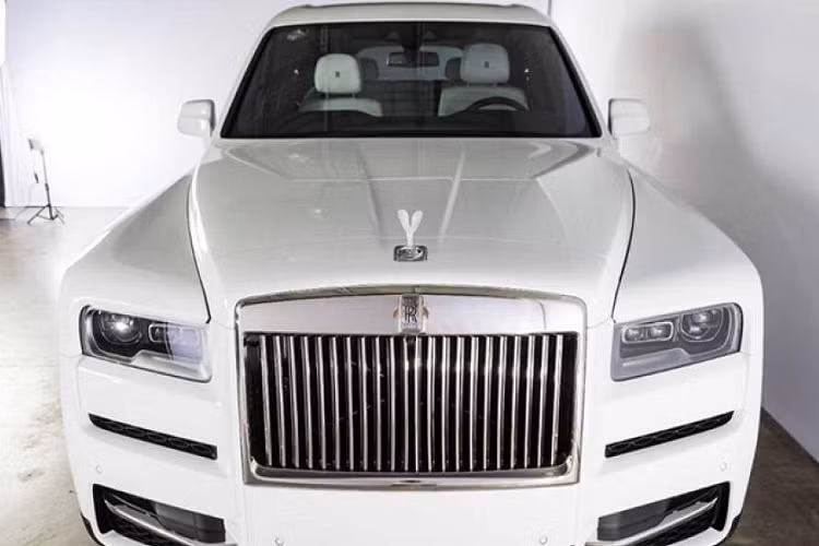 Từ động thái này, nhiều người tin rằng Minh Nhựa đã bán lại chiếc Rolls-Royce Cullinan cho người bạn thân của mình, điều đặc biệt là chiếc Cullinan của Minh Nhựa thậm chí còn chưa được ra biển, dù đã về nước từ tháng 9/2020.