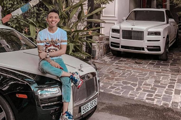 Trên trang cá nhân của mình, đại gia siêu xe Minh Nhựa đã đăng tải hình ảnh chụp Cullinan đang nằm trong gara nhà bạn thân kèm dòng trạng thái: "Dạo này qua nhà bạn hơi nhiều".