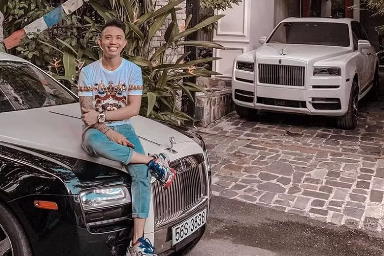 Trên trang cá nhân của mình, đại gia siêu xe Minh Nhựa đã đăng tải hình ảnh chụp Cullinan đang nằm trong gara nhà bạn thân kèm dòng trạng thái: "Dạo này qua nhà bạn hơi nhiều".