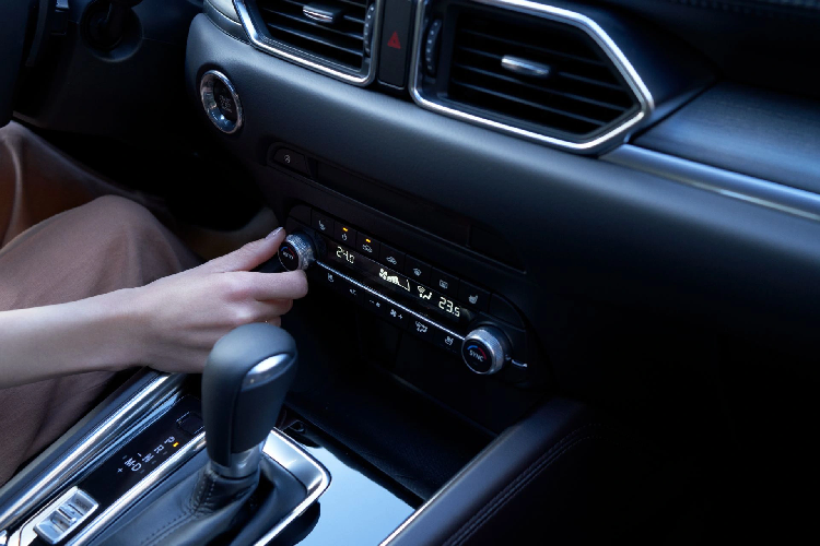 Cả 3 động cơ kể trên đều kết hợp với hộp số tự động 6 cấp. Hiện chưa rõ Mazda CX-5 2022 tại Thái Lan có được trang bị hệ dẫn động 4 bánh toàn thời gian tiêu chuẩn như xe ở Mỹ hay không. Trong khi đó, ở phiên bản cũ, Mazda CX-5 tại Thái Lan có cả hệ dẫn động cầu trước lẫn 4 bánh toàn thời gian.