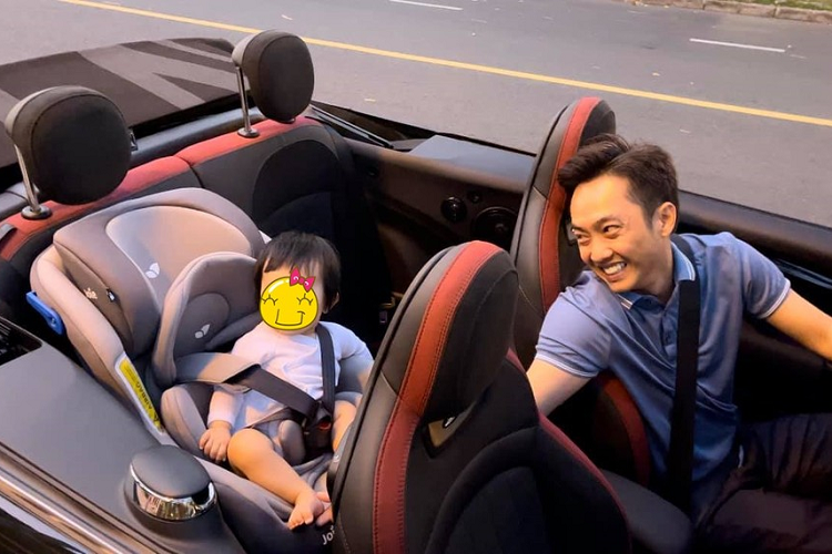 MINI John Cooper Works của Cường Đô la mới tậu là phiên bản mui trần sở hữu ngoại thất màu xanh lá kết hợp sọc màu đen và đỏ bắt mắt ở ngoại thất.