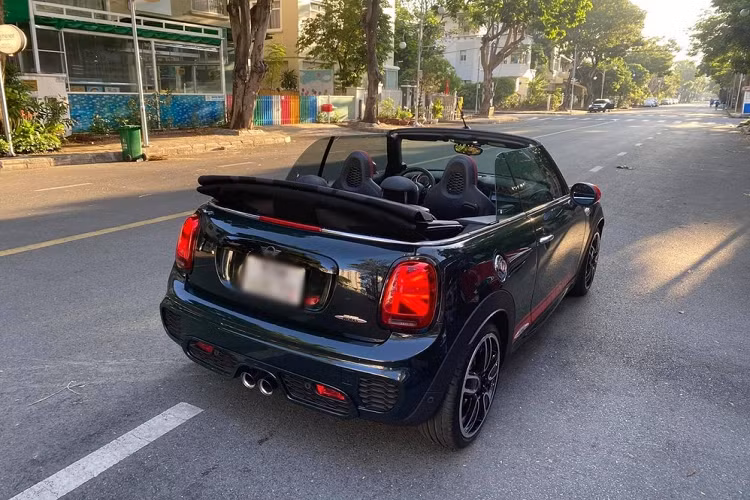Bên dưới nắp capô của xe mui trần MINI John Cooper Works Convertible sẽ là khối động cơ xăng 4 xi-lanh, dung tích 2.0 lít, sử dụng công nghệ tăng áp kép mang lại công suất tối đa là 228 mã lực và mô-men xoắn cực đại đạt 320 Nm.