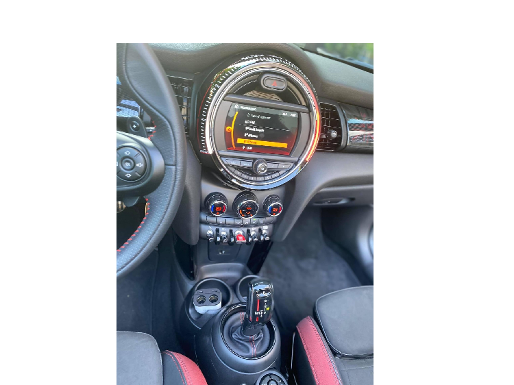 Bên trong khoang lái xe có nội thất bọc da lộn cùng với đó là các điểm nhấn hoàn thành màu đỏ, da màu đen và cả viền crôm. Nội thất xe MINI John Cooper Works Convertible có thể chở được theo 4 người lớn, Cường Đô la tiết lộ phải thửa riêng thêm bộ ghế cho con gái ngồi phía sau được thoải mái.