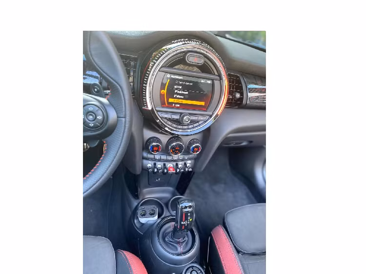 Bên trong khoang lái xe có nội thất bọc da lộn cùng với đó là các điểm nhấn hoàn thành màu đỏ, da màu đen và cả viền crôm. Nội thất xe MINI John Cooper Works Convertible có thể chở được theo 4 người lớn, Cường Đô la tiết lộ phải thửa riêng thêm bộ ghế cho con gái ngồi phía sau được thoải mái.