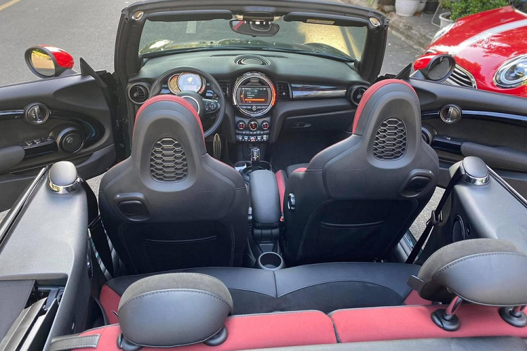 Điểm nhấn ngoại hình MINI John Cooper Works Convertible của Cường Đô la mới mua còn có bộ mâm 5 chấu kép sơn 2 tông màu tương phản.