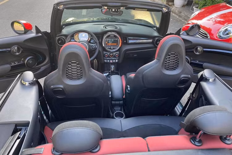 Điểm nhấn ngoại hình MINI John Cooper Works Convertible của Cường Đô la mới mua còn có bộ mâm 5 chấu kép sơn 2 tông màu tương phản.