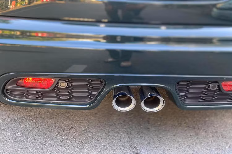 Hiện chưa rõ Cường Đô la bỏ ra bao nhiêu tiền để sắm mẫu xe MINI John Cooper Works mui trần. Chỉ biết rằng, giá xe MINI Cooper tại Việt Nam dành cho phiên bản John Cooper Works Convertible chính hãng là 2,5 tỷ đồng cho xe mới. Còn chồng Đàm Thu Trang mua lại chiếc xe này.