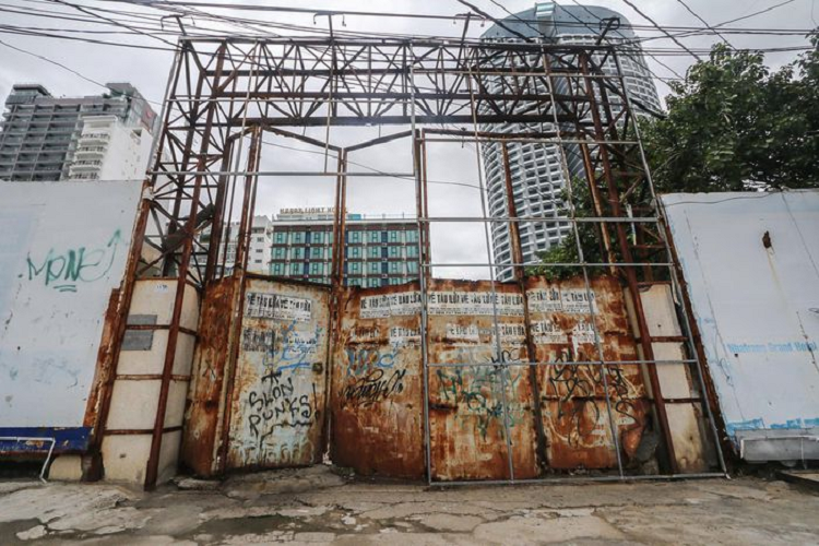 Bên ngoài khu đất hơn 3.642 m2 được quây tôn cao gần 3 m. Nhiều năm trước nơi này được quảng bá rầm rộ về dự án khách sạn, căn hộ 5 sao, nhưng "án binh bất động" từ đó đến nay. 