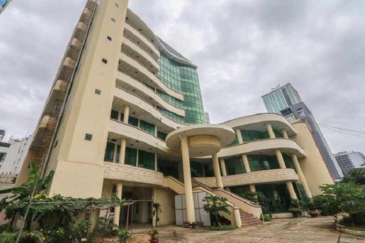 Cũng nằm mặt tiền đường biển là trụ sở cũ của Đài phát thanh, truyền hình tỉnh Khánh Hòa (KTV), ở số 70 Trần Phú. Khu đất này cũng ở trong tình trạng bỏ không nhiều năm nay. 