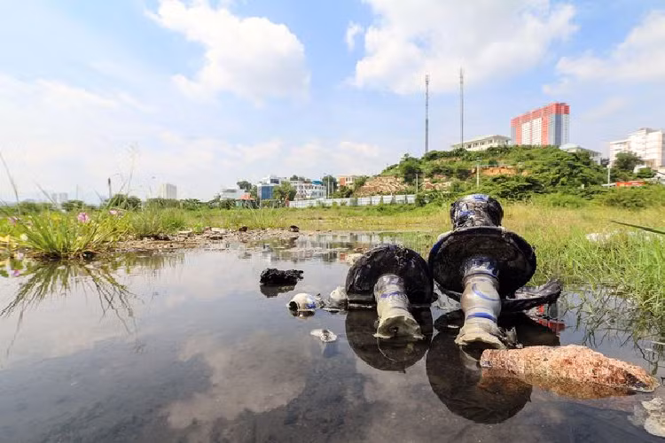 Một trong những khu đất bị bỏ hoang, nhiều tai tiếng ở Nha Trang là dự án Công viên văn hóa, giải trí, thể thao Nha Trang Sao, ở đường Phạm Văn Đồng, phường Vĩnh Phước. Khu đất này rộng hơn 10 ha, nằm bên vịnh Nha Trang, gần danh thắng Hòn Đỏ, Hòn Chồng.