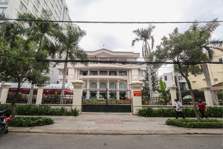 Vì nhiều sai phạm, tỉnh Khánh Hòa thu hồi dự án nên khu đất này bị bỏ hoang gần 4 năm nay. Nơi này trở thành điểm đen về tệ nạn xã hội của phường Vĩnh Phước. Đã nhiều lần cử tri chất vấn lãnh đạo UBND tỉnh Khánh Hòa tại các cuộc họp HĐND tỉnh về vấn đề này. Trụ sở Kho bạc Nhà nước cũ ở số 26 Hoàng Hoa Thám (TP Nha Trang). Khu đất rộng gần 4.000 m2, với cơ sở vật chất còn khá tốt nhưng bị bỏ hoang sau khi trụ sở mới được xây dựng ở khu vực sân bay Nha Trang cũ. Gần đây, nơi này được trưng dụng làm điểm tiêm chủng vaccine ngừa Covid-19 cho người dân. 