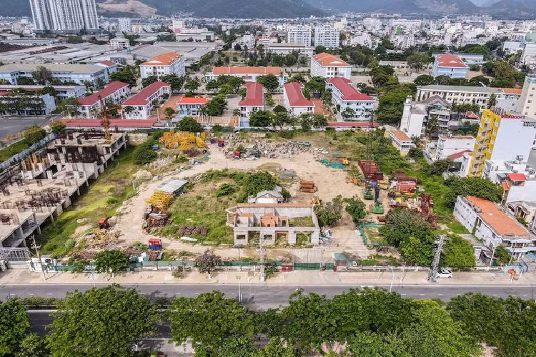 Khu đất ở 28E Trần Phú rộng hơn 20.112 m2 của phân xưởng cơ điện do Điện lực Khánh Hòa quản lý cũng bị bỏ hoang gần 8 năm.