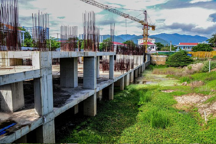 Tuy nhiên, dự án có nhiều sai phạm nên bị Sở Xây dựng Khánh Hòa xử phạt vi phạm hành chính và ngưng thi công nhiều năm nay. Đến tháng 5/2021, Cơ quan CSĐT Công an tỉnh Khánh Hòa đã khởi tố vụ án Vi phạm quy định về quản lý, sử dụng tài sản Nhà nước gây thất thoát, lãng phí ở dự án trên để điều tra.