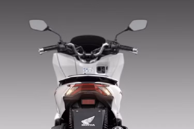 Ngoài ra, khung xe ga Honda PCX 2021 mới cũng được tinh chỉnh nhằm "giảm trọng lượng và tăng khả năng vận hành khi vào cua".