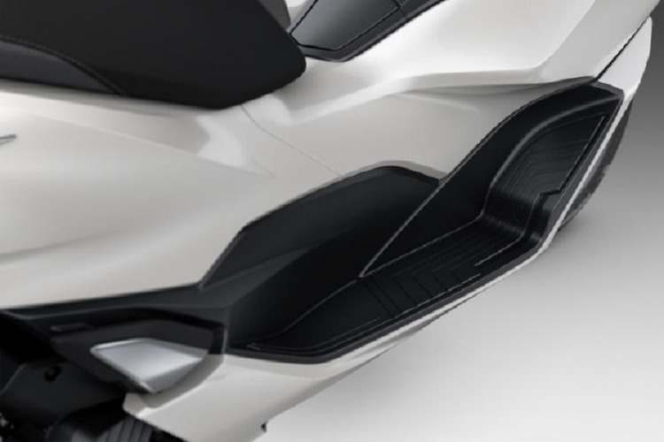 Hệ thống kiểm soát lực kéo (HSTC) của Honda cũng hiện hữu trên PCX 2021. Dưới yên xe là cốp chứa đồ 30 lít. Toàn bộ đèn chiếu sáng trên xe sử dụng công nghệ LED.