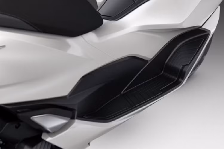 Hệ thống kiểm soát lực kéo (HSTC) của Honda cũng hiện hữu trên PCX 2021. Dưới yên xe là cốp chứa đồ 30 lít. Toàn bộ đèn chiếu sáng trên xe sử dụng công nghệ LED.