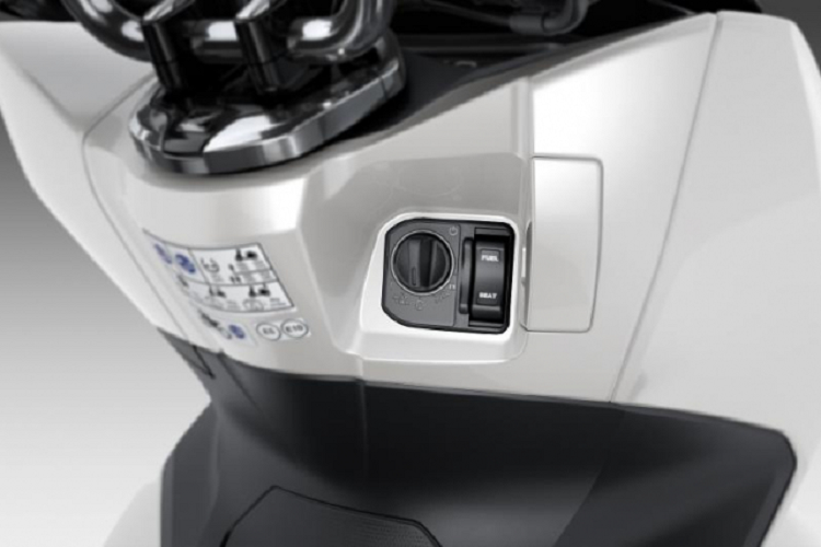 Phiên bản trước của PCX hiện đang được phân phối ở Việt Nam với giá bán 56 triệu cho bản 125 và 70 triệu đồng cho bản 150. Xe không có ABS và cốp để đồ chỉ là 28 lít.