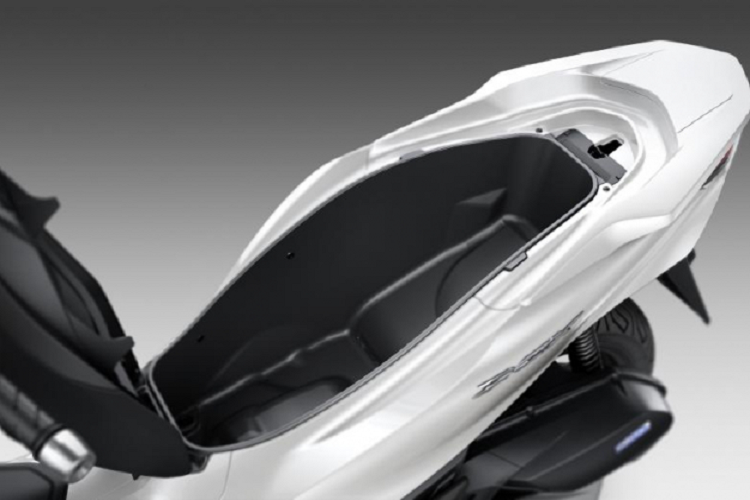 PCX 2021 sẽ có mặt tại các đại lý Honda ở Bắc Mỹ vào tháng 3. Mức giá xe ga Honda PCX 2021 bán 3.800 USD cho bản tiêu chuẩn và 4.000 USD cho bản được trang bị ABS.