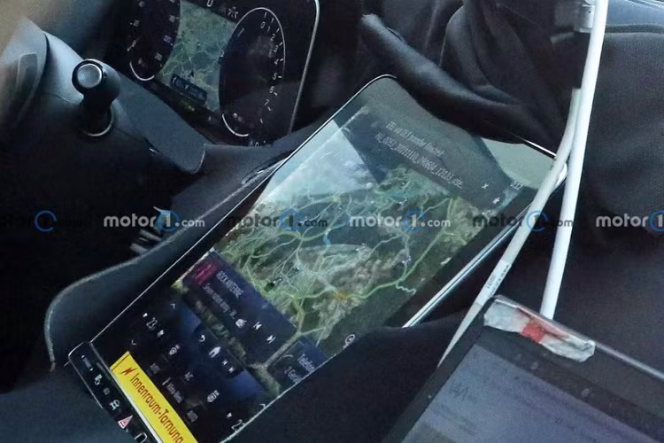 Tương tự C-Class mới, nội thất Mercedes-Benz GLC 2022 cũng lấy cảm hứng thiết kế từ mẫu sedan hạng sang cỡ lớn S-Class. Theo đó, Mercedes-Benz GLC thế hệ mới sẽ được trang bị bảng đồng hồ kỹ thuật số mới nằm phía sau vô lăng. Tiếp đến là màn hình thông tin giải trí nằm dọc, dựa vào mặt táp-lô và nối liền với cụm điều khiển trung tâm.