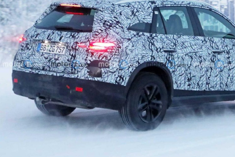 Dù ở phiên bản nào, Mercedes-Benz C-Class mới cũng dùng hộp số tự động 9 cấp 9G-Tronic. Bên cạnh đó là hệ dẫn động 4 bánh toàn thời gian 4Matic nâng cấp và hệ thống đánh lái cầu sau. Tin đồn cho biết, Mercedes-Benz GLC thế hệ mới sẽ được bán ra thị trường từ năm 2023. Hiện giá xe Mercedes-Benz GLC mới vẫn chưa được hé lộ.