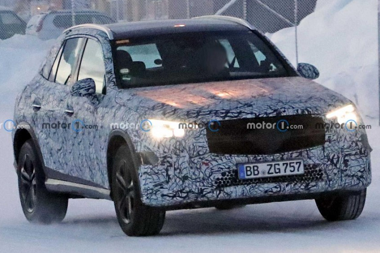 Đáng tiếc là những hình ảnh chụp trên đường thử không cho thấy rõ thiết kế ngoại thất của Mercedes-Benz GLC 2022. Dự kiến, thế hệ mới sẽ có thiết kế ngoại thất không khác biệt quá nhiều so với xe hiện đang bán trên thị trường. Tuy nhiên, Mercedes-Benz GLC 2022 có vẻ như đã được tăng kích thước nhằm mang đến nội thất rộng rãi hơn cho xe.