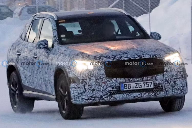 Đáng tiếc là những hình ảnh chụp trên đường thử không cho thấy rõ thiết kế ngoại thất của Mercedes-Benz GLC 2022. Dự kiến, thế hệ mới sẽ có thiết kế ngoại thất không khác biệt quá nhiều so với xe hiện đang bán trên thị trường. Tuy nhiên, Mercedes-Benz GLC 2022 có vẻ như đã được tăng kích thước nhằm mang đến nội thất rộng rãi hơn cho xe.