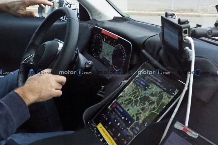 Theo tin đồn, thế hệ mới của dòng SUV Mercedes-Benz GLC hạng sang sẽ chính thức trình làng vào năm nay. Trước thời điểm đó, cánh săn ảnh đã bắt gặp Mercedes-Benz GLC 2022 mới trên đường chạy thử. Những hình ảnh chụp trên đường thử này đã hé lộ không gian nội thất bên trong mẫu SUV hạng sang cỡ C. Tuy nhiên, thiết kế nội thất của GLC 2022 không gây ngạc nhiên vì khá giống C-Class thế hệ mới.