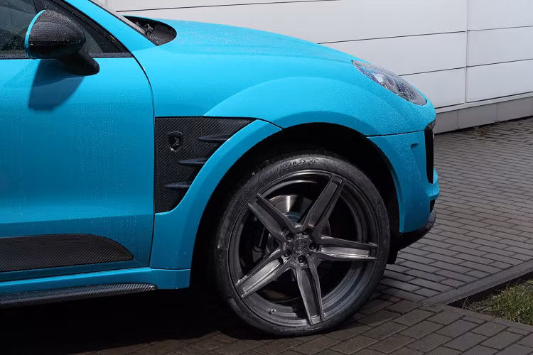 Về tổng thể, gói đô này được thiết kế dựa trên Porsche Macan Facelift 2020, một số chi tiết được sửa đổi nhằm phù hợp hơn so với gói nâng cấp cũ. Theo công bố từ TopCar, gói độ này có tổng cộng 14 chi tiết lớn nhỏ khác nhau nhằm đem tới sự khác biệt ấn tượng ở ngoại thất xe. 14 chi tiết ngoại thất này vẫn chưa bao gồm phần mâm xe độ có thể được lựa chọn theo sở thích của khách hàng.