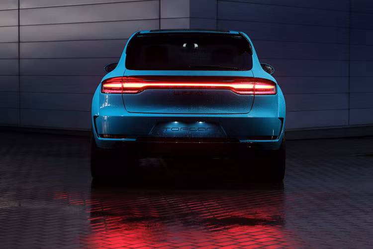 Hãng độ đến từ Nga TopCar Design cũng đã từng ra mắt gói độ dành cho mẫu xe này với các chi tiết độ thân rộng, các phần hốc gió được thay thế bằng chi tiết carbon cũng như xe được bổ sung thêm cánh lướt gió ở nắp khoang hành lý phía sau. Trước đây, hãng độ TopCar cũng từng ra mắt gói độ dành cho Macan thế hệ tiền Facelift với một số chi tiết khác biệt.