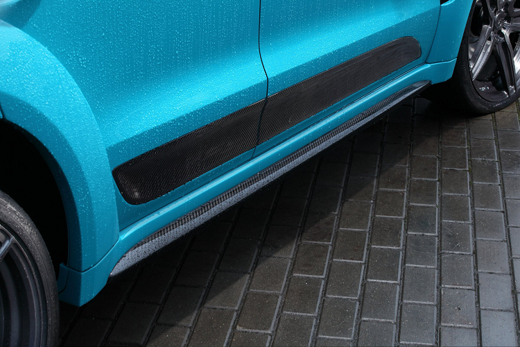 Đi kèm với tấm ốp thân rộng chính là phần viền hốc bánh trước cũng đã được thay thế bằng chi tiết với những đường gân ngang khỏe khoắn cùng logo của hãng độ TopCar. Ngoài ra, tấm líp ốp thân xe cũng được thay thế bằng loại có thiết kế ăn nhập với gói độ thân rộng hơn so với chi tiết nguyên bản.