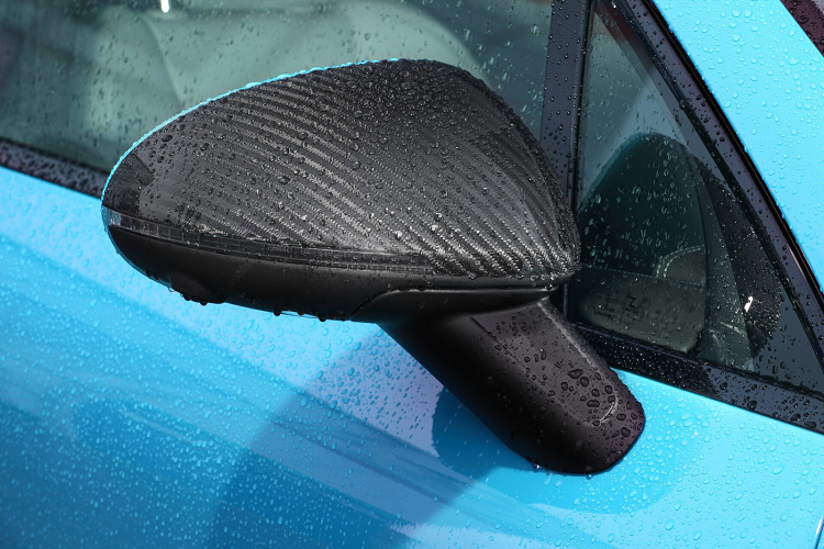 Ở cản sau, hãng độ đem tới nhiều thay đổi hơn như phần cản sau mới có thiết kế mở rộng, bộ khuếch tán mới với các cánh lướt lớn thay cho chi tiết nguyên bản. Hơn nữa, thương hiệu cũng đem tới cho xe hai cánh lướt gió ở phía sau, một cánh lướt nhỏ được lắp đặt ở trên đèn hậu LED của xe. Cánh gió phía trên cũng được thiết kế lại lớn hơn đáng kể so với thiết kế cánh gió nguyên bản.