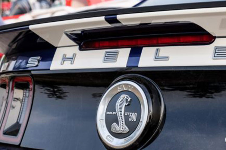 Ngoài ra, xe còn được trang bị thêm chức năng điều khiển vòng tua cùng bốn chế độ ổn định điện tử. Đuôi xe được bổ sung thêm một cánh gió bắt cố định, cụm đèn hậu cải tiến tích hợp công nghệ LED và logo của phiên bản Shelby GT500 đặt ở vị trí trung tâm.