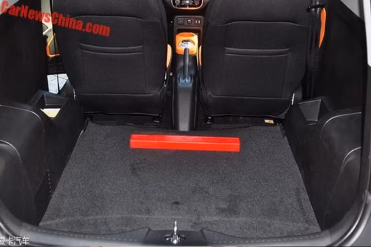 Bên cạnh thân vỏ làm hoàn toàn bằng nhôm mới, Chery eQ1 EV còn có phiên bản mạnh hơn với mô-tơ điện sản sinh công suất tối đa 55 kW (khoảng 74 mã lực). Phiên bản mới này có thể tăng tốc từ 0-50 km/h trong thời gian dưới 5 giây và đạt vận tốc tối đa 120 km/h. Ngoài ra, Chery eQ1 EV còn có phiên bản dùng mô-tơ điện mạnh 30 kW (40 mã lực) và 120 Nm. Phiên bản này có vận tốc tối đa chỉ khoảng 100 km/h.