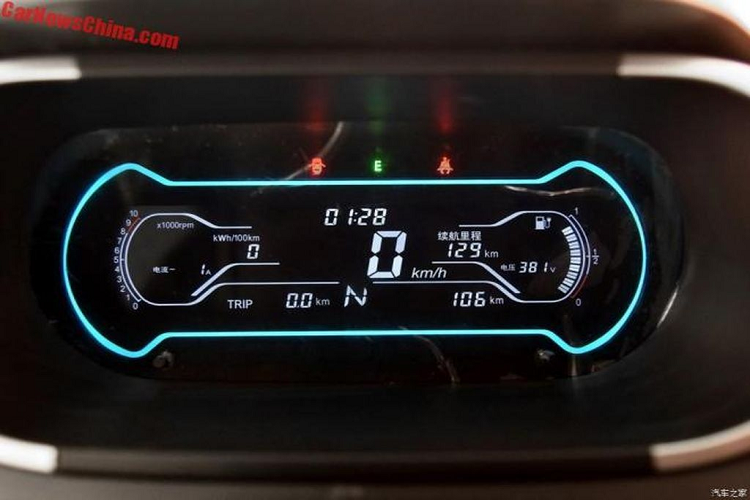 Khi mua Chery eQ1 EV, khách hàng có thể chọn 1 trong 2 loại pin là 30,6 kWh và 38 kWh. Cụm pin 30,6 kWh cho phép xe chạy được 301 km sau khi sạc đầy. Con số tương ứng của phiên bản dùng pin 38 kWh là 408 km. Tuy nhiên, phạm vi hoạt động thực tế của Chery eQ1 EV sẽ thấp hơn những con số này. Theo Chery, pin của mẫu ôtô điện này là do hãng tự phát triển. Trong khi đó, mô-tơ điện của eQ1 EV do liên doanh giữa Chery và hãng Yaskawa Electric của Nhật Bản sản xuất.