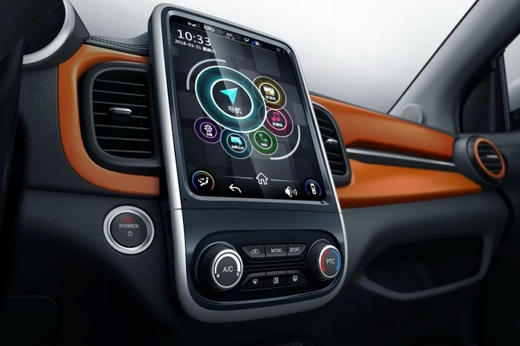 Ở thị trường Trung Quốc, Chery eQ1 EV có những trang bị đáng chú ý như hệ thống đỗ xe tự động bằng 1 nút bấm, hệ thống điều khiển từ xa bằng 1 nút bấm, bật điều hòa từ xa, màn hình LCD 10 inch độ phân giải cao, hệ thống ra lệnh bằng giọng nói AI và hệ thống kết nối Baidu Car-Life+4GWi-Fi. Hiện giá xe Chery eQ1 EV 2022 tại thị trường Malaysia vẫn chưa được hé lộ. Trong khi đó, ở Trung Quốc, giá xe dao động từ 66.800 - 80.000 Nhân dân tệ (khoảng 234 - 280 triệu đồng).