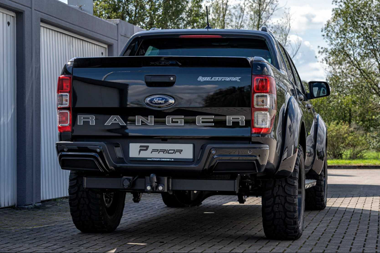 Ở phần đuôi, chiếc Ranger có cản sau với tạo hình vuông vức, cứng cáp và cánh gió nhỏ trên cửa thùng.