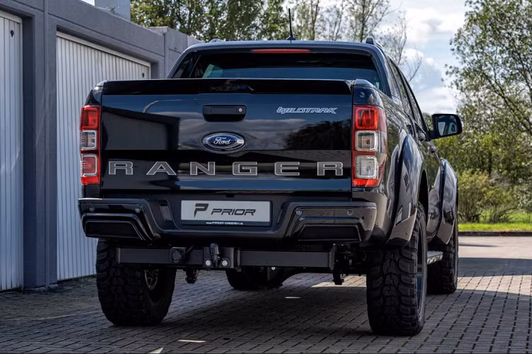 Ở phần đuôi, chiếc Ranger có cản sau với tạo hình vuông vức, cứng cáp và cánh gió nhỏ trên cửa thùng.