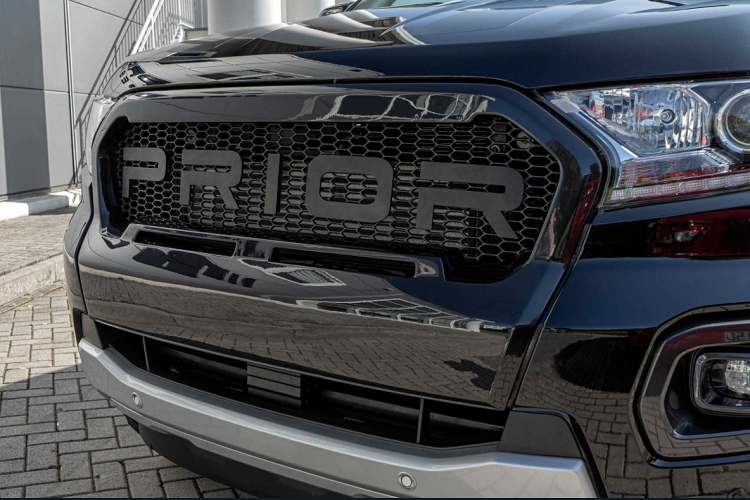 Xe được trang bị cản trước có thiết kế giống phiên bản Raptor. Song song đó, mặt ca-lăng cũng được làm mới, chứa logo Prior và đi kèm tùy chọn nâng cấp lên logo làm từ sợi carbon.