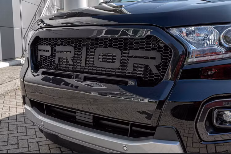 Xe được trang bị cản trước có thiết kế giống phiên bản Raptor. Song song đó, mặt ca-lăng cũng được làm mới, chứa logo Prior và đi kèm tùy chọn nâng cấp lên logo làm từ sợi carbon.