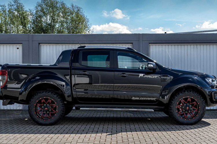 Gói độ thân rộng của Prior cho Ford Ranger bao gồm 8 bộ phận, không chỉ giúp chiếc Ranger có ngoại hình hầm hố, bắt mắt hơn mà còn tạo thêm không gian để trang bị bộ lốp kích cỡ lớn. Người dùng có thể lựa chọn la-zăng từ 18 inch đến 20 inch và nâng độ cao gầm xe.