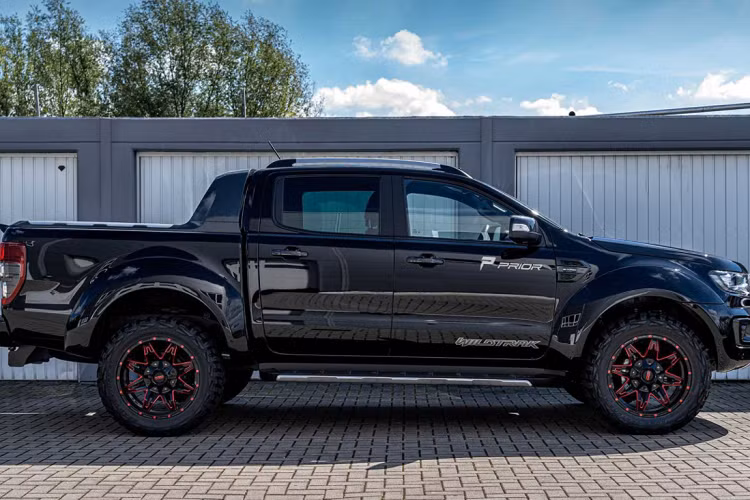 Gói độ thân rộng của Prior cho Ford Ranger bao gồm 8 bộ phận, không chỉ giúp chiếc Ranger có ngoại hình hầm hố, bắt mắt hơn mà còn tạo thêm không gian để trang bị bộ lốp kích cỡ lớn. Người dùng có thể lựa chọn la-zăng từ 18 inch đến 20 inch và nâng độ cao gầm xe.