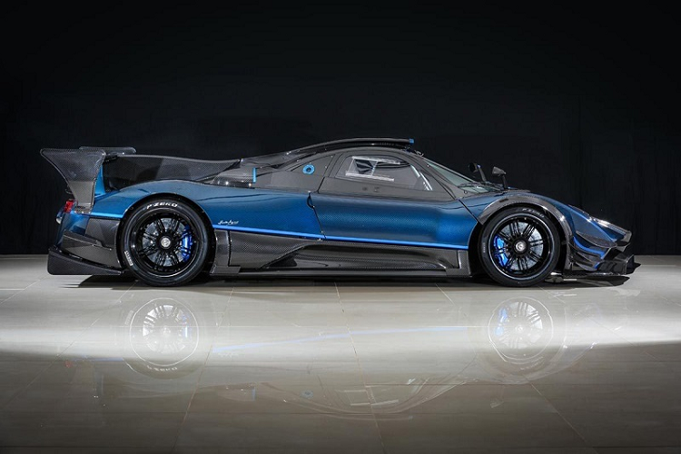 Các điểm nhấn màu xanh lam tiếp tục xuất hiện bên trong khoang nội thất của chiếc Pagani Zonda Revolucion, với ghế ngồi bọc da và Alcantara 2 tông màu. Các chi tiết khác bên trong khoang cabin như cửa gió điều hòa, nút bấm vật lý trên bảng điều khiển trung tâm cũng được hoàn thiện bằng lớp sơn màu xanh lam. Chất liệu sợi carbon cũng được sử dụng rất nhiều trong khoang lái của chiếc hypercar này.