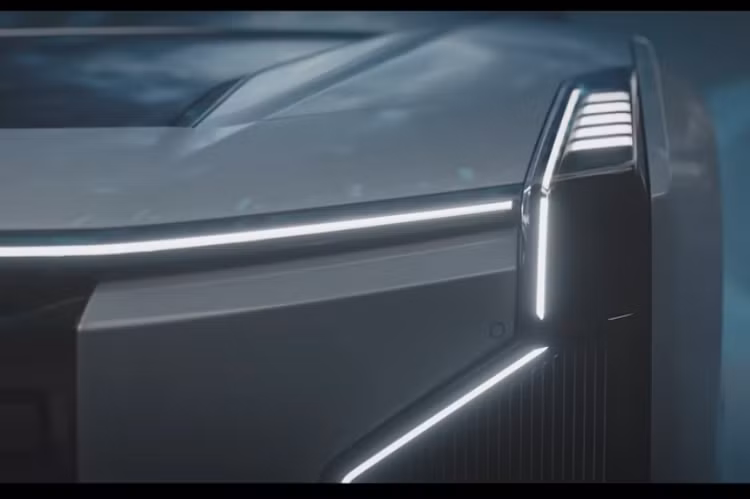 Trong đó, đèn hậu có thiết kế nhìn xuyên và hiển thị hình ảnh kỹ thuật số. Mặt khác, xe cũng có một cánh gió sau chủ động, có thể tự động nâng lên và hạ xuống để cải thiện tính khí động học. Các gương chiếu hậu cũng được thay thế bằng camera hiện đại.