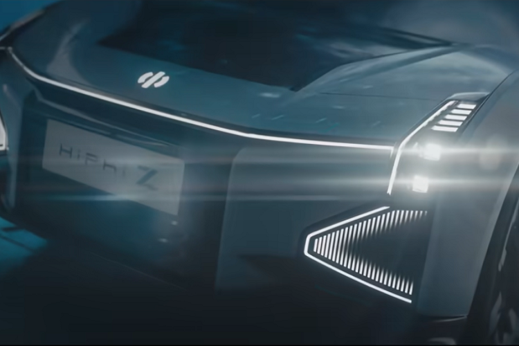 Thiết kế nội thất của sedan chạy điện HiPhi Z thể hiện đúng chất một mẫu xe concept hướng đến tương lai, với màn hình LCD nổi có thể xoay ở mọi góc độ, vô lăng tích hợp màn hình, và thêm một màn hình bảng đồng hồ nhỏ trên mặt táp lô.