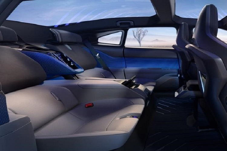 Trước mắt, HiPhi Z vẫn là một chiếc xe concept, nhưng dựa theo những lời tuyên bố của công ty, phiên bản sản xuất chính thức sau này chắc cũng sẽ không khác biệt nhiều. Như thấy trong video và các bức ảnh ở đây, HiPhi Z có một thiết kế hết sức bắt mắt với những đường nét sắc cạnh, rõ ràng cùng hệ thống đèn tạo hình kỳ lạ ở phía trước và sau.