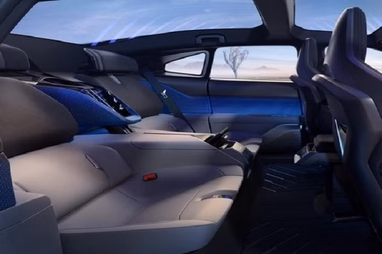 Trước mắt, HiPhi Z vẫn là một chiếc xe concept, nhưng dựa theo những lời tuyên bố của công ty, phiên bản sản xuất chính thức sau này chắc cũng sẽ không khác biệt nhiều. Như thấy trong video và các bức ảnh ở đây, HiPhi Z có một thiết kế hết sức bắt mắt với những đường nét sắc cạnh, rõ ràng cùng hệ thống đèn tạo hình kỳ lạ ở phía trước và sau.