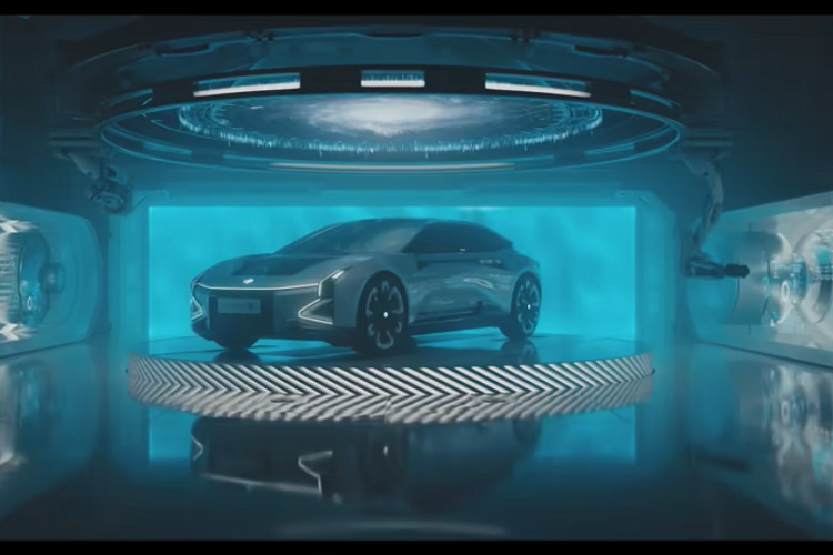 Về mặt công nghệ hỗ trợ lái, chiếc xe sedan điện HiPhi Z cao cấp có trang bị với 2 camera HD 8 megapixel, một camera 2 megapixel, 5 radar sóng milimet, 1 LiDAR, 4 camera bên, và 31 cảm biến hỗ trợ người lái. Nó cũng đi kèm với chip Drive Orin-X của Nvidia.